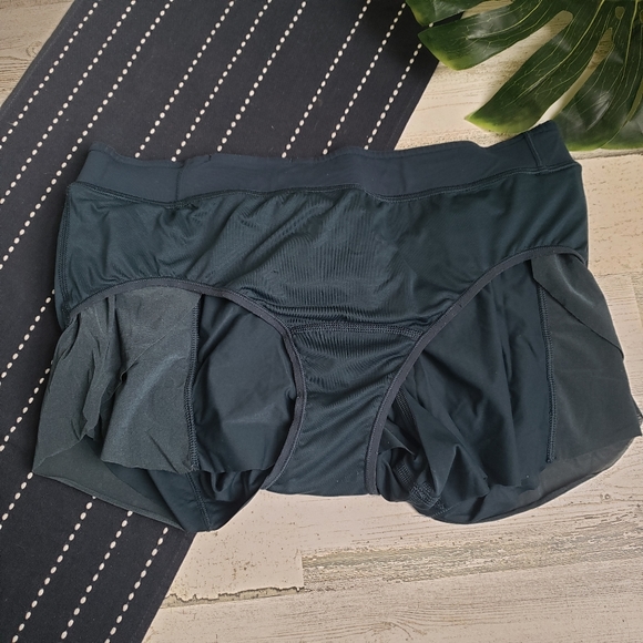 Lululemon| Home Stretch Shorts Tulip Side Detail 3" Inseam Size 10 - Picture 5 of 8